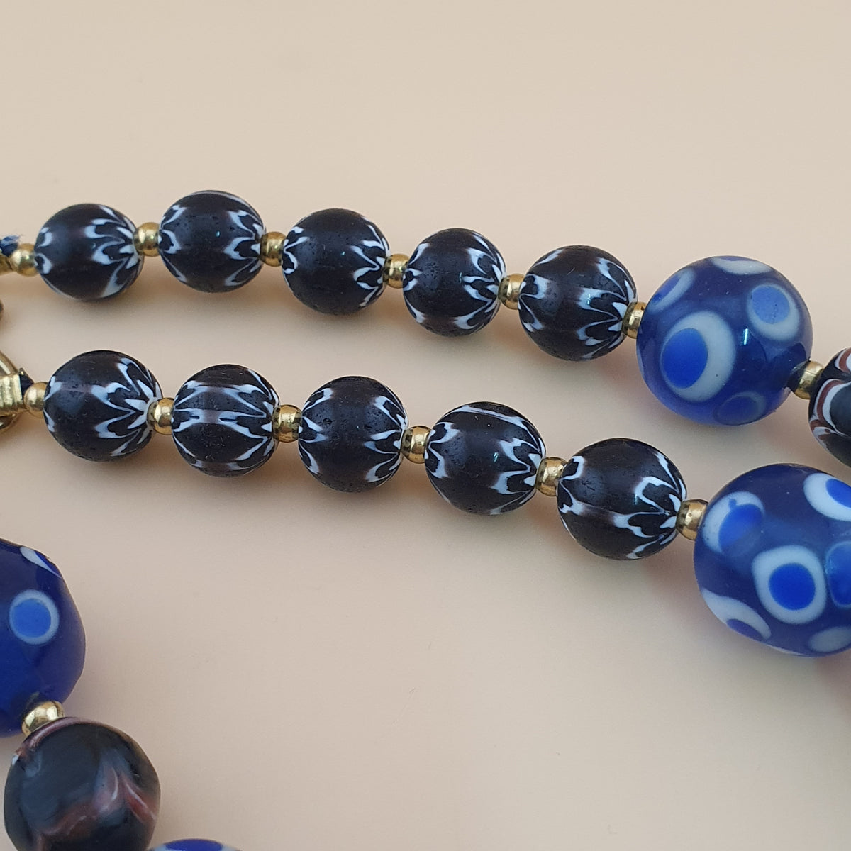 Collier de perles de verre bleues et noires « Skunk Eyes » style vénitien vintage
