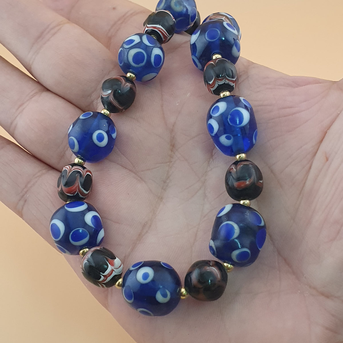 Collier de perles de verre bleues et noires « Skunk Eyes » style vénitien vintage