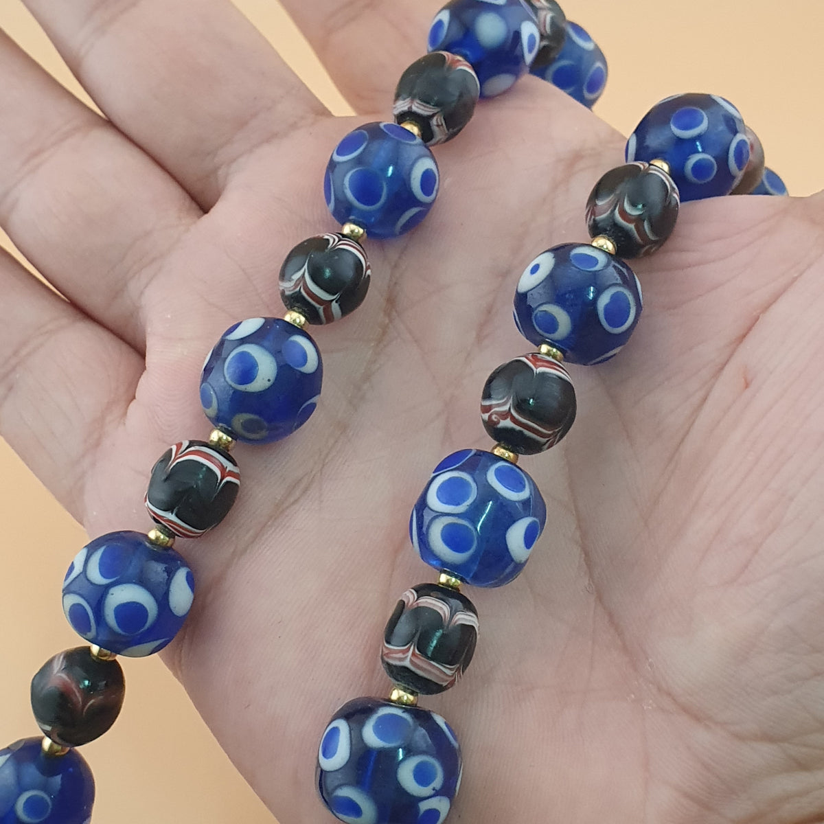 Collier de perles de verre bleues et noires « Skunk Eyes » style vénitien vintage