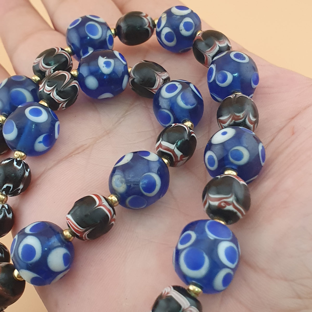 Collier de perles de verre bleues et noires « Skunk Eyes » style vénitien vintage