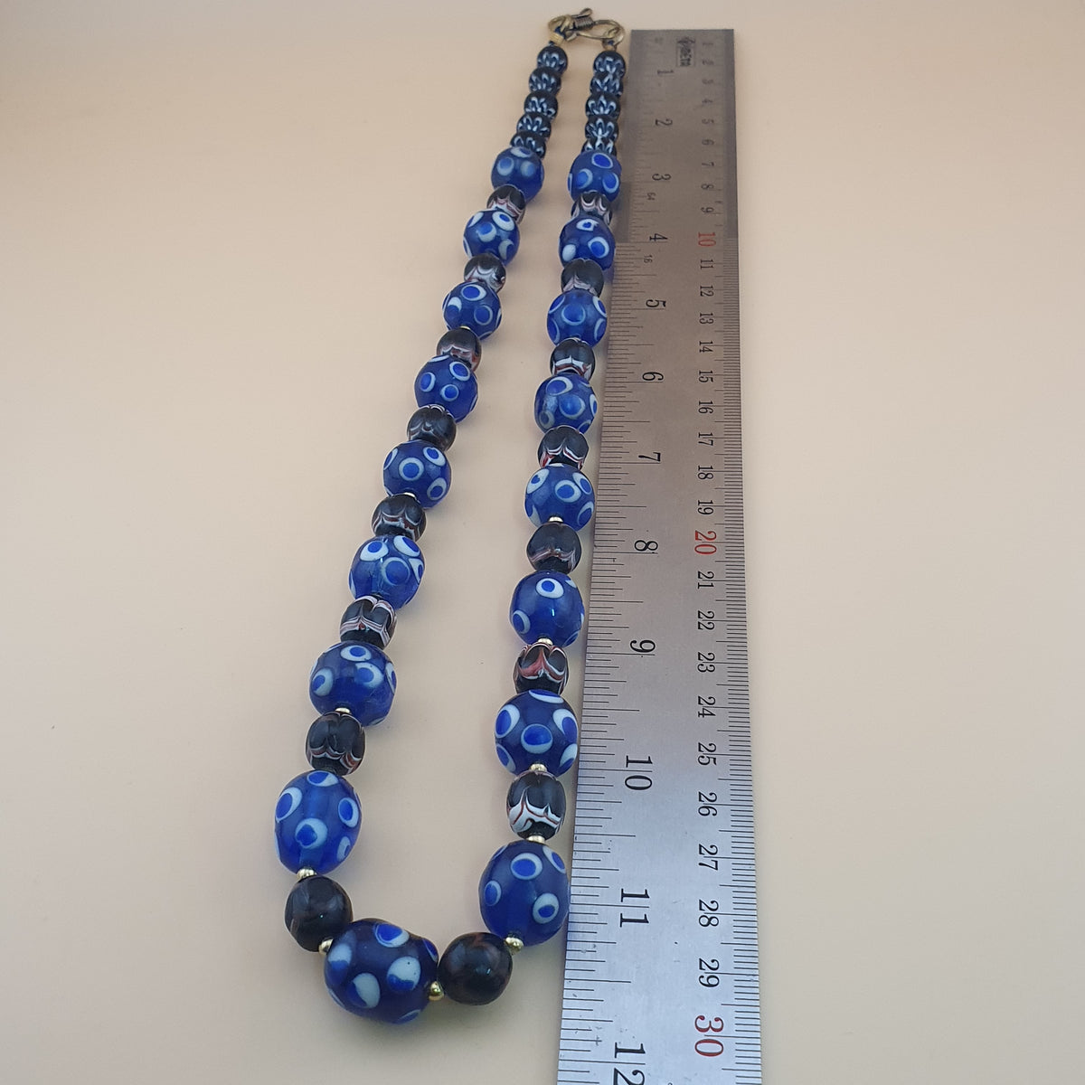 Collier de perles de verre bleues et noires « Skunk Eyes » style vénitien vintage