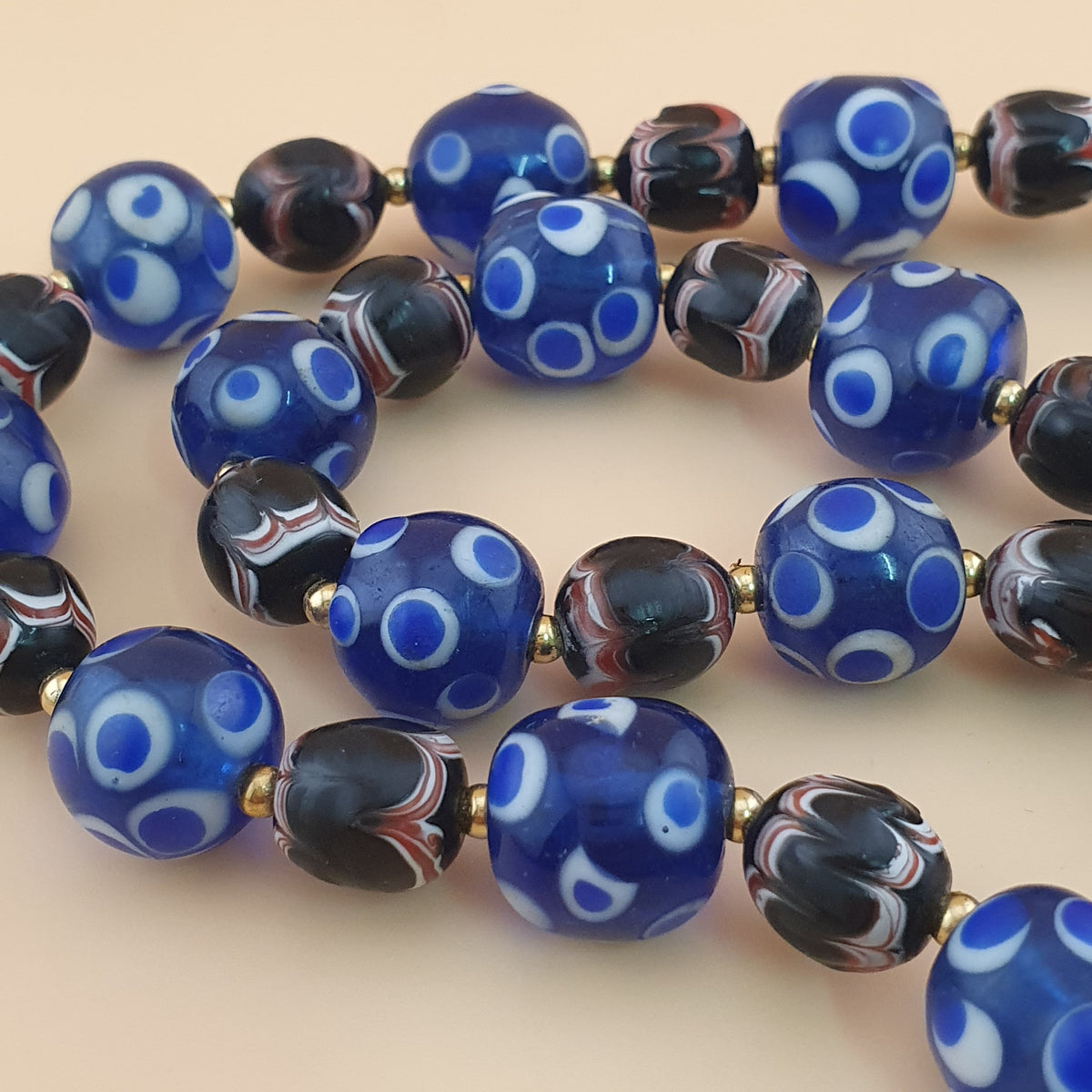 Collier de perles de verre bleues et noires « Skunk Eyes » style vénitien vintage