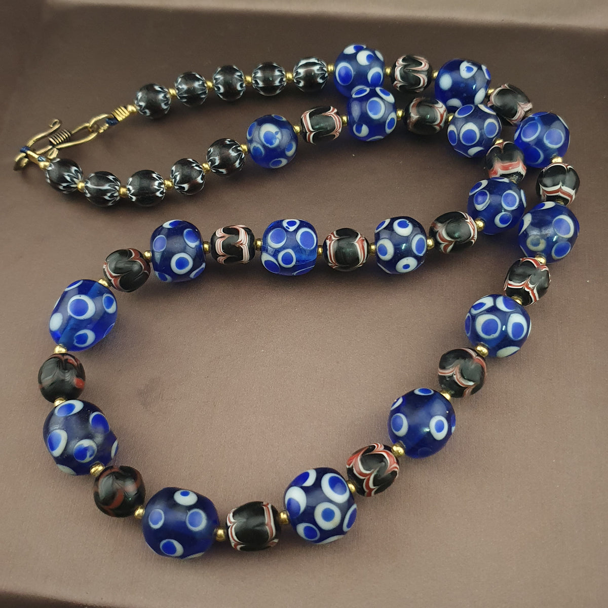 Collier de perles de verre bleues et noires « Skunk Eyes » style vénitien vintage