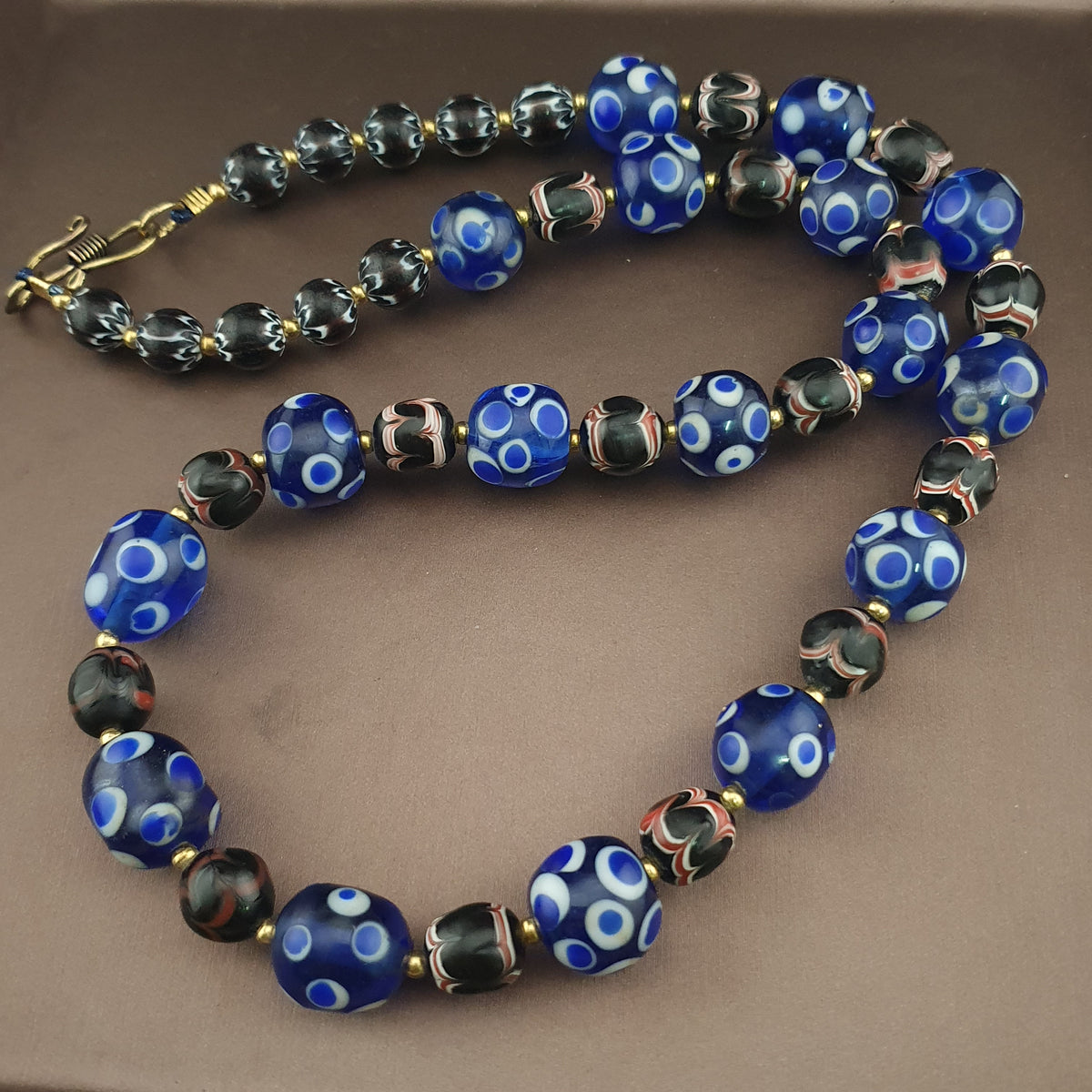 Collier de perles de verre bleues et noires « Skunk Eyes » style vénitien vintage