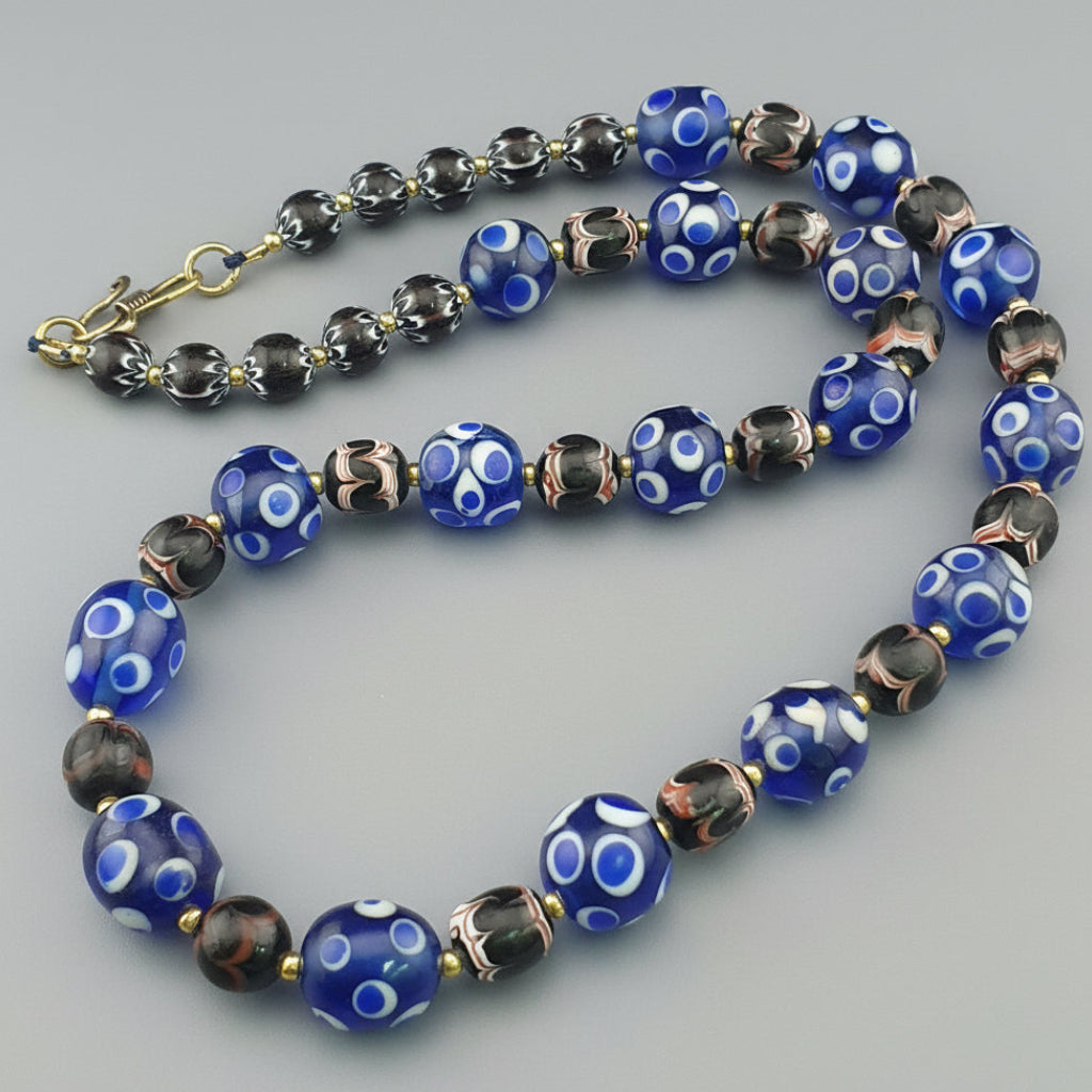 Collier de perles de verre bleues et noires « Skunk Eyes » style vénitien vintage