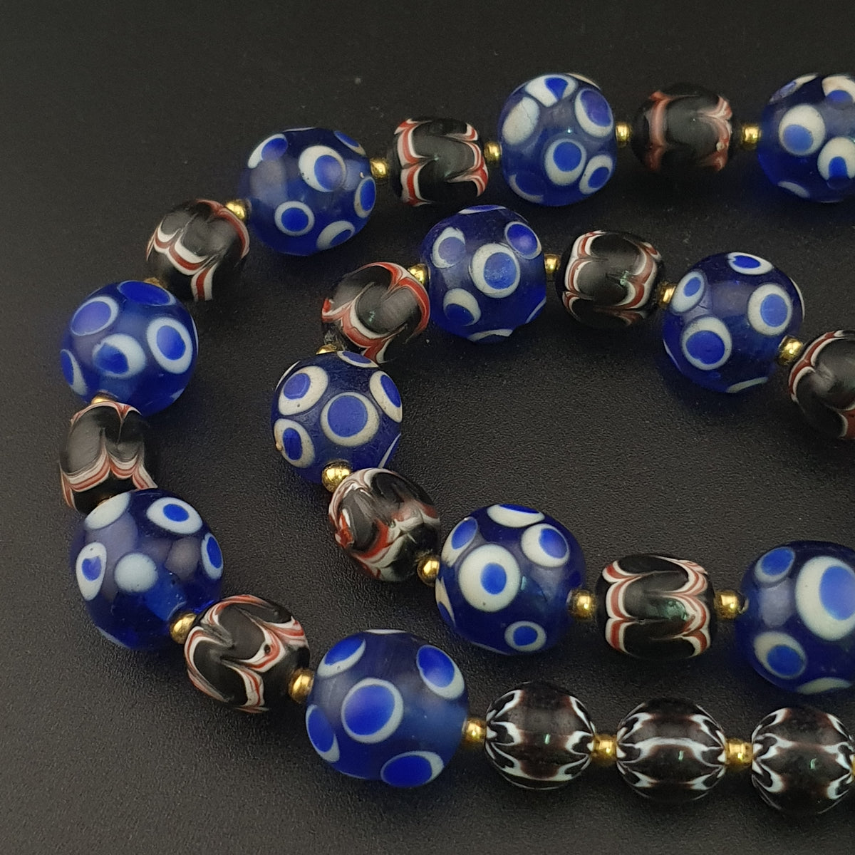 Collier de perles de verre bleues et noires « Skunk Eyes » style vénitien vintage