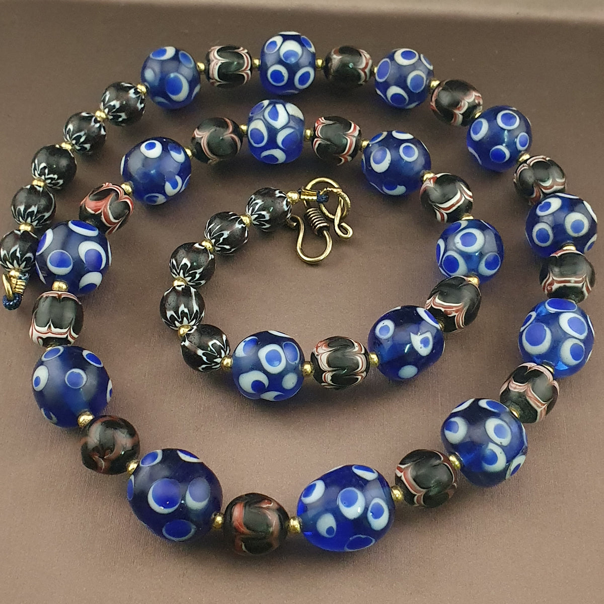 Collier de perles de verre bleues et noires « Skunk Eyes » style vénitien vintage