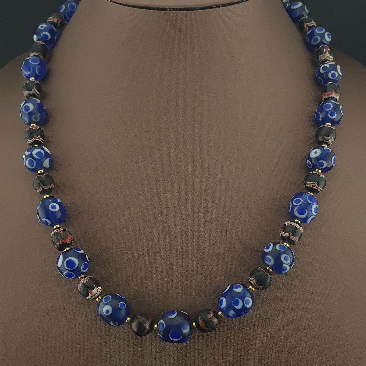 Collier de perles de verre bleues et noires « Skunk Eyes » style vénitien vintage