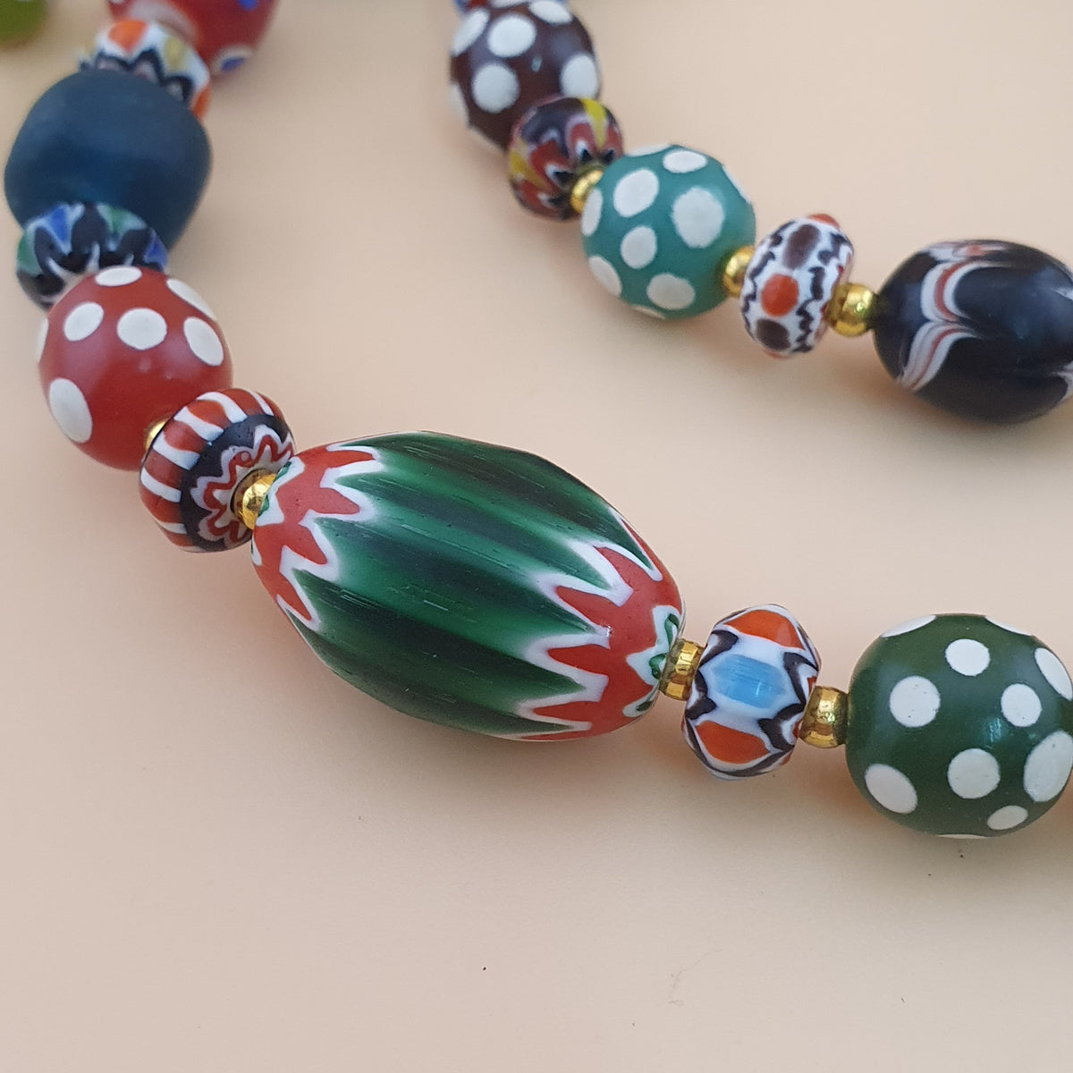 Collier de perles de verre vintage vénitiennes, style africain, "Mille Yeux" et chevrons
