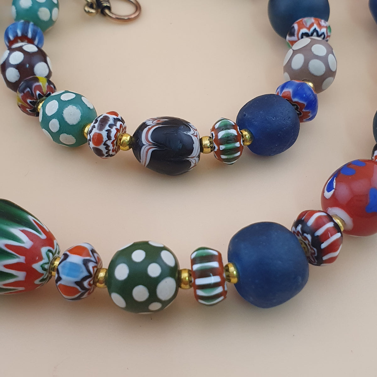 Collier de perles de verre vintage vénitiennes, style africain, "Mille Yeux" et chevrons