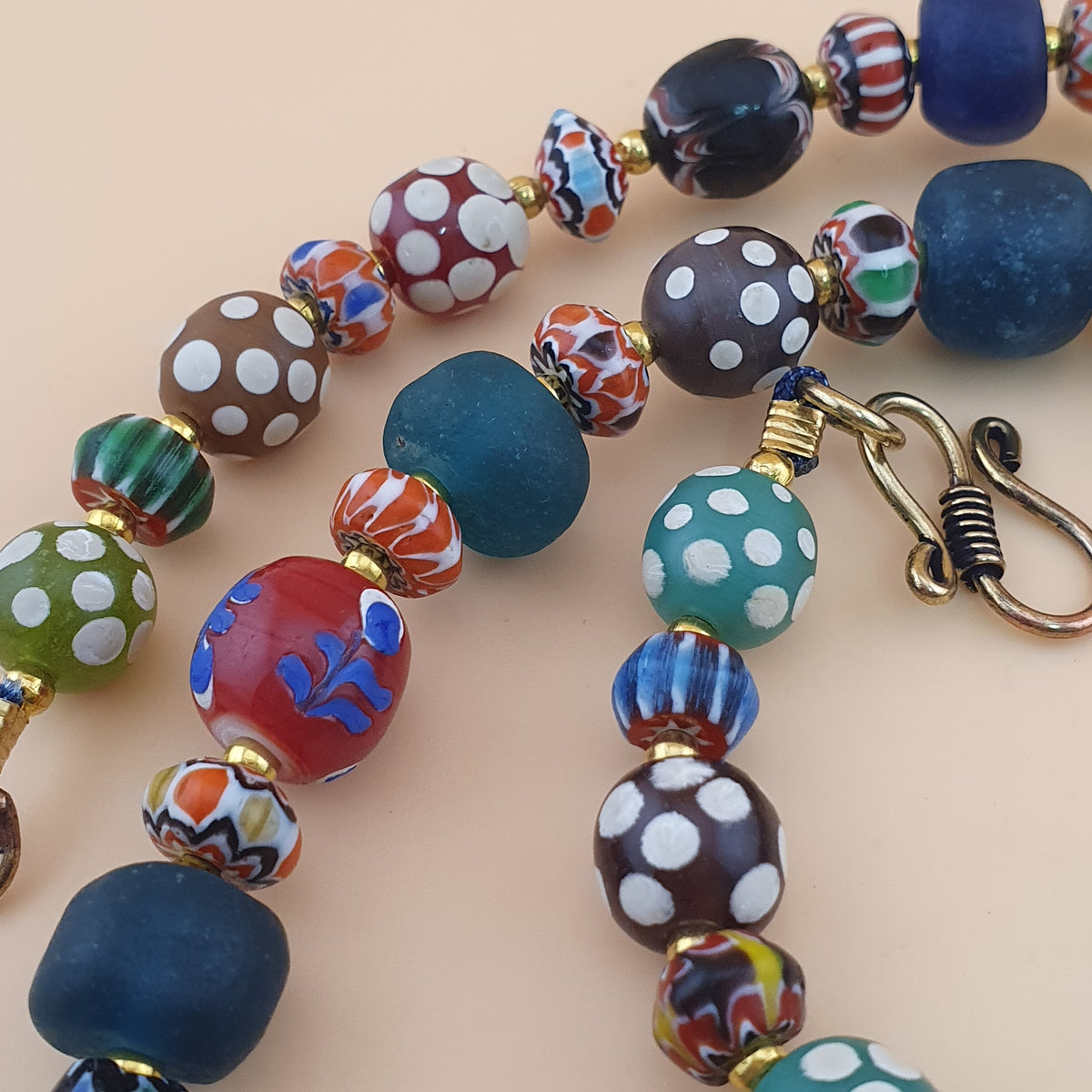 Collier de perles de verre vintage vénitiennes, style africain, "Mille Yeux" et chevrons