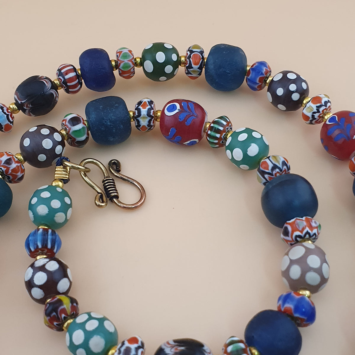 Collier de perles de verre vintage vénitiennes, style africain, "Mille Yeux" et chevrons