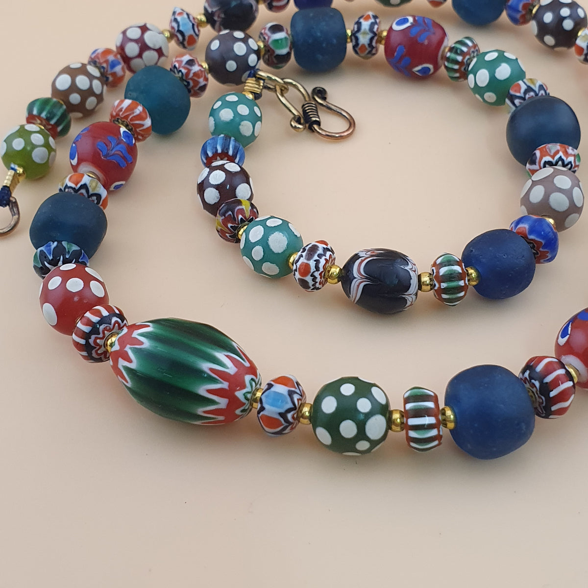 Collier de perles de verre vintage vénitiennes, style africain, "Mille Yeux" et chevrons