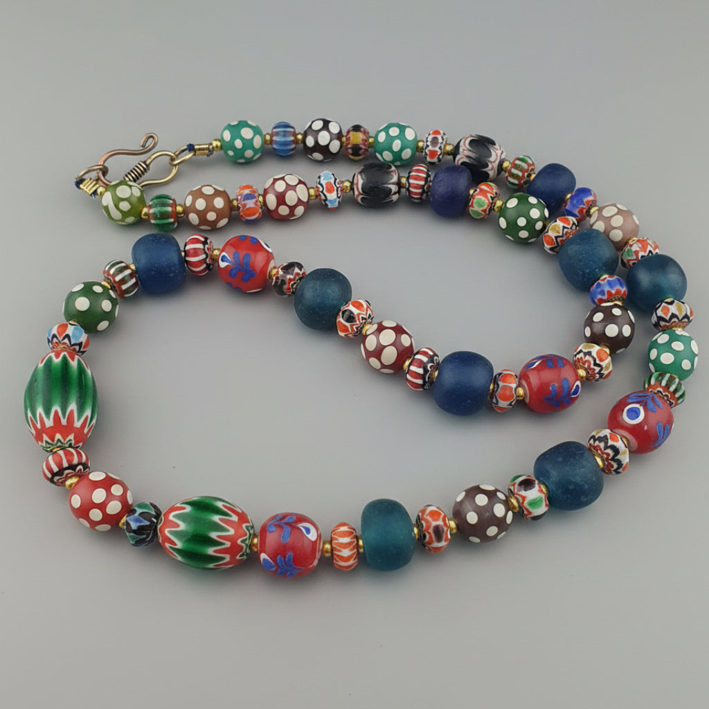 Collier de perles de verre vintage vénitiennes, style africain, "Mille Yeux" et chevrons