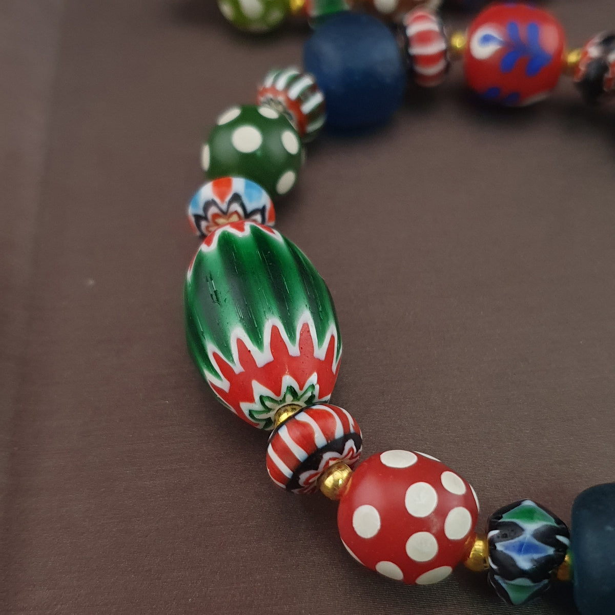 Collier de perles de verre vintage vénitiennes, style africain, "Mille Yeux" et chevrons