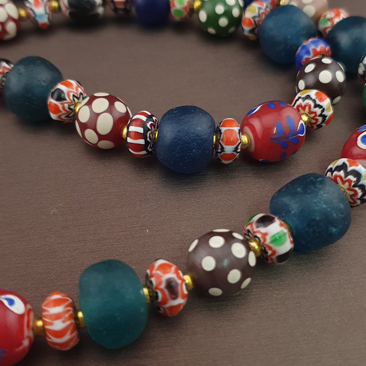Collier de perles de verre vintage vénitiennes, style africain, "Mille Yeux" et chevrons