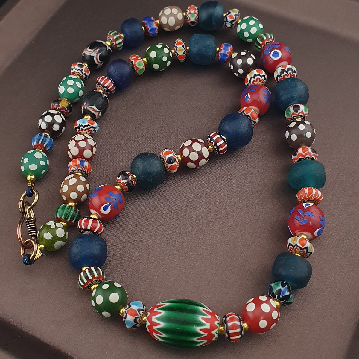 Collier de perles de verre vintage vénitiennes, style africain, "Mille Yeux" et chevrons