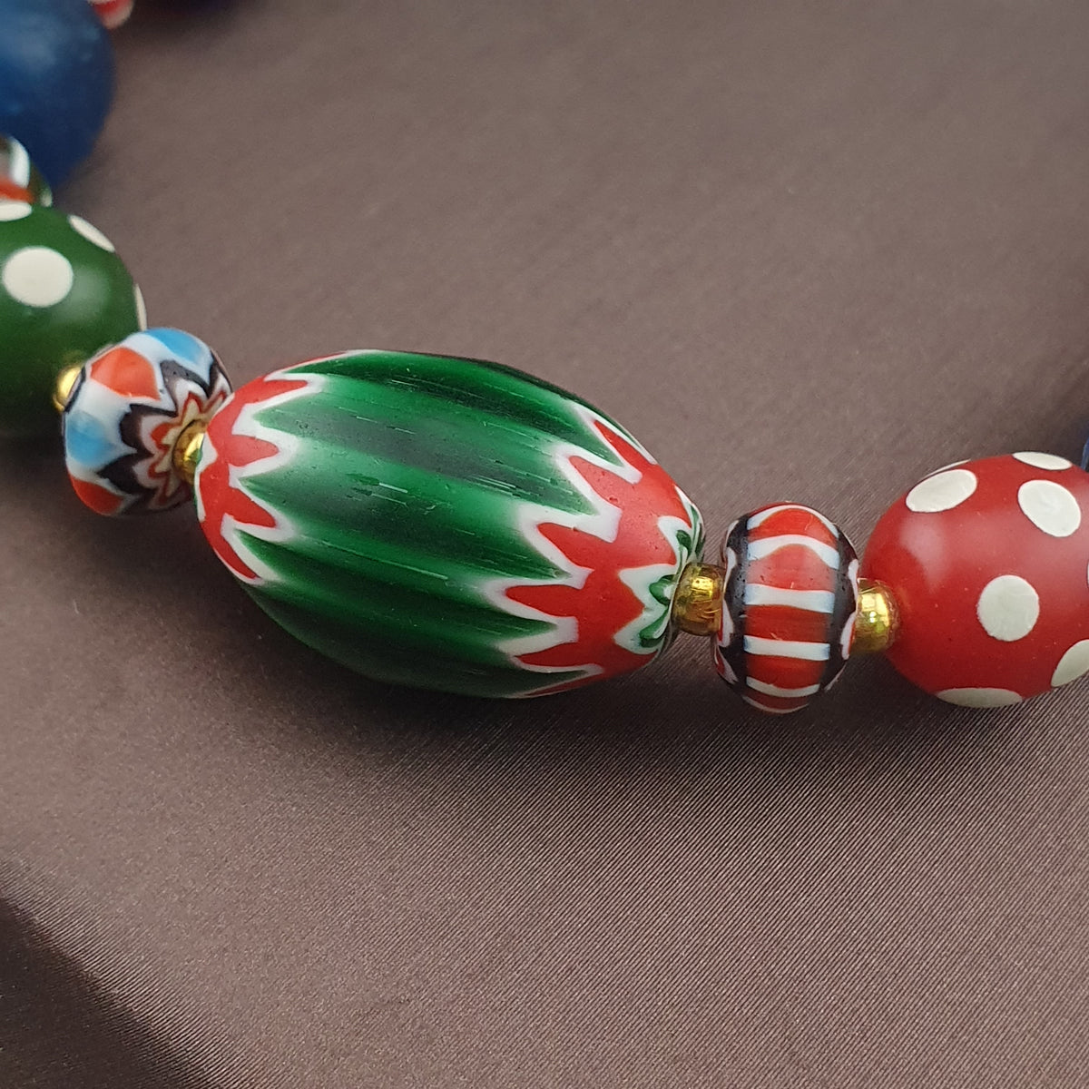 Collier de perles de verre vintage vénitiennes, style africain, "Mille Yeux" et chevrons