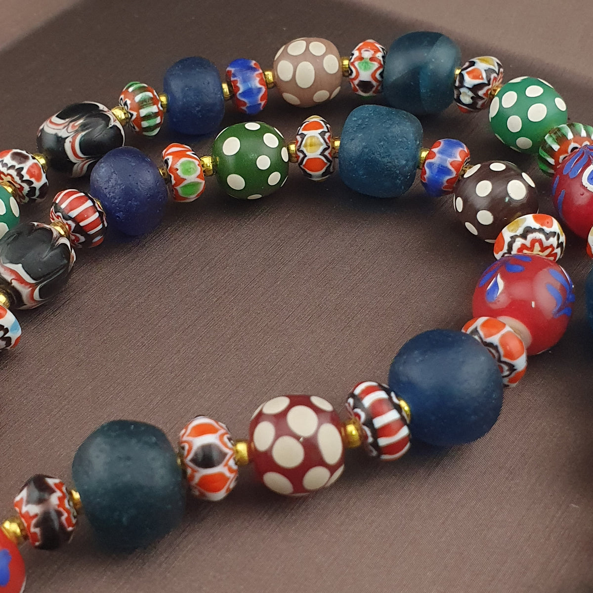Collier de perles de verre vintage vénitiennes, style africain, "Mille Yeux" et chevrons