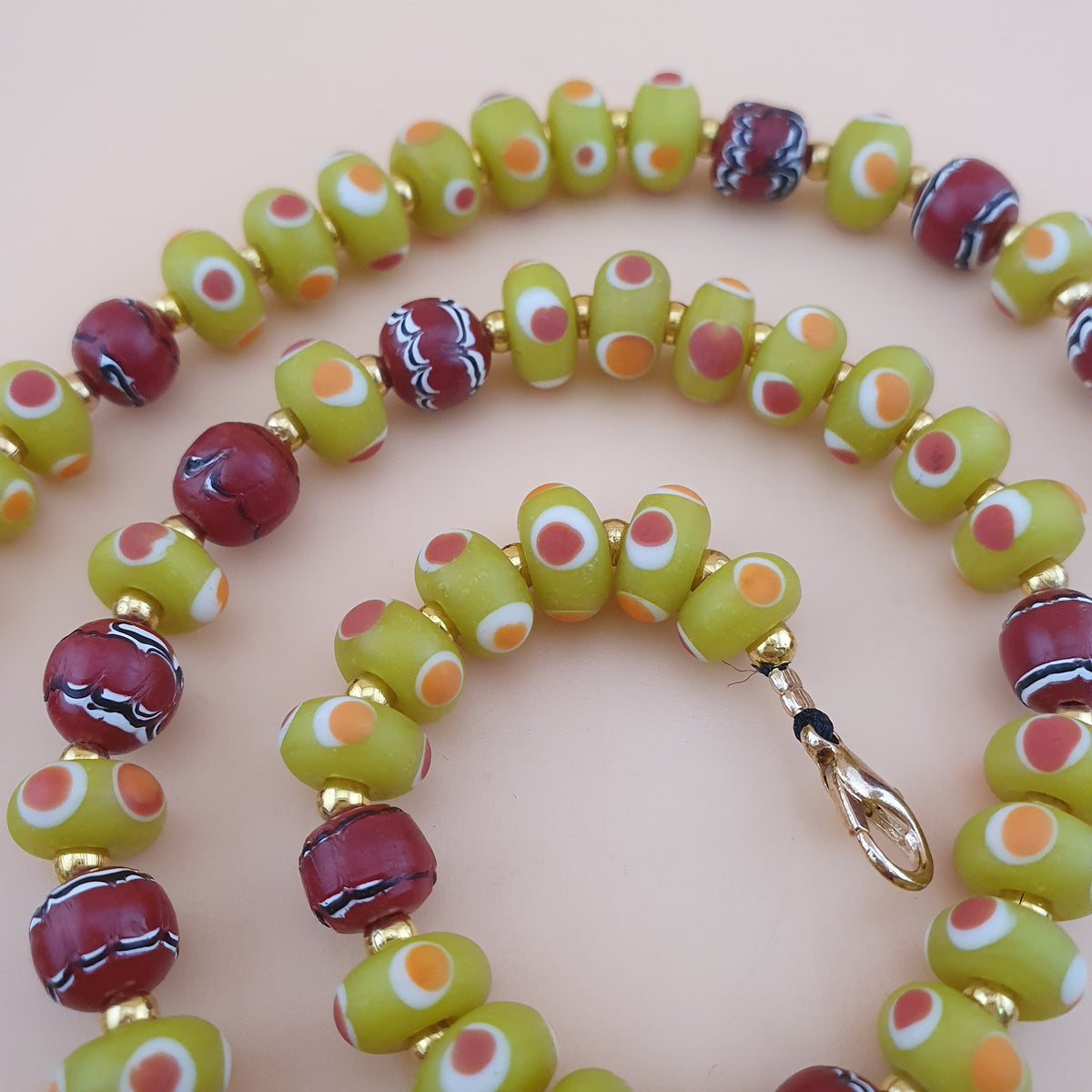 Collier de perles de verre en forme de pneu "Skunk Eyes" de style vénitien vintage, vert feuille