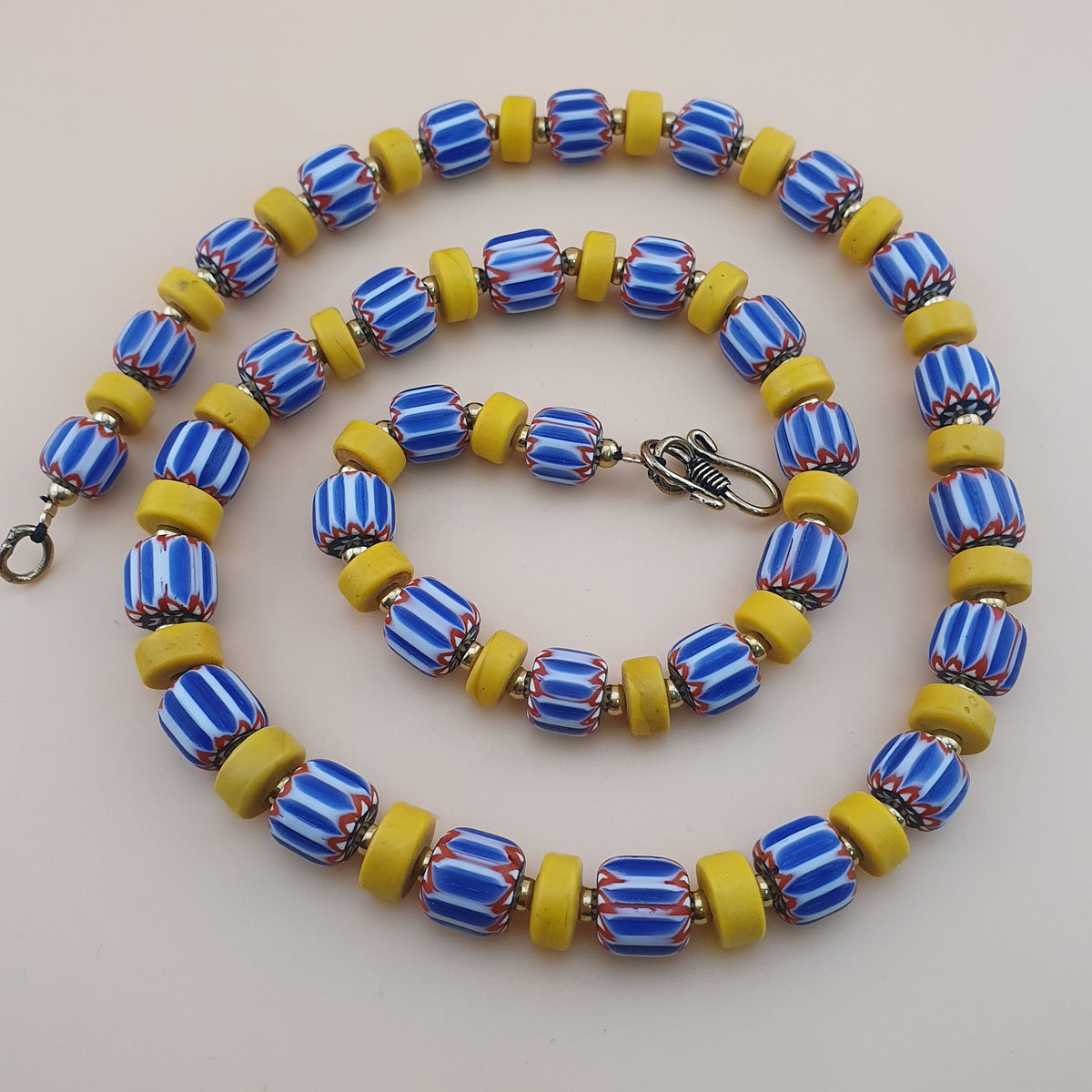 Collier de perles de verre en forme de pneu chevron et jaune de style vénitien et africain