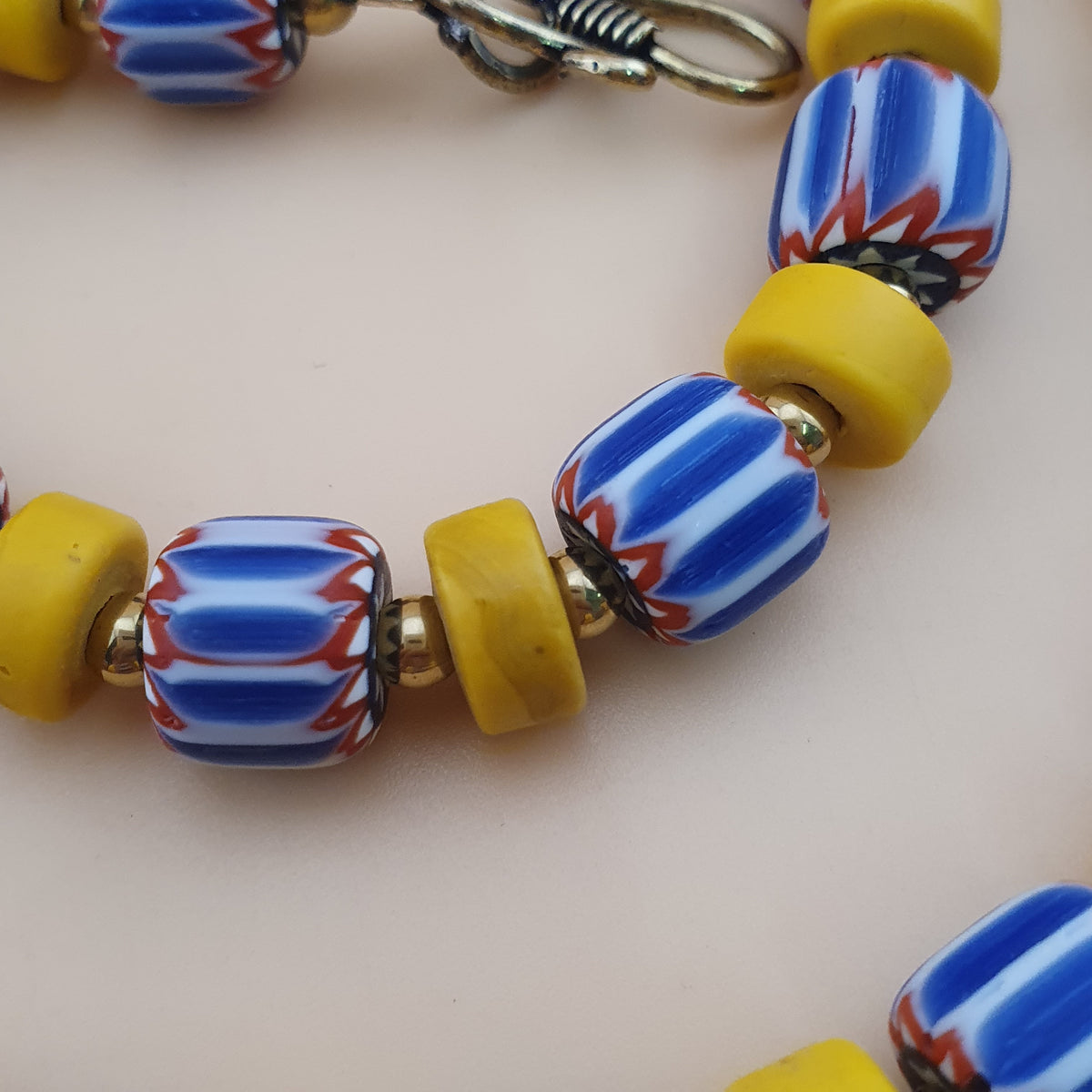 Collier de perles de verre en forme de pneu chevron et jaune de style vénitien et africain