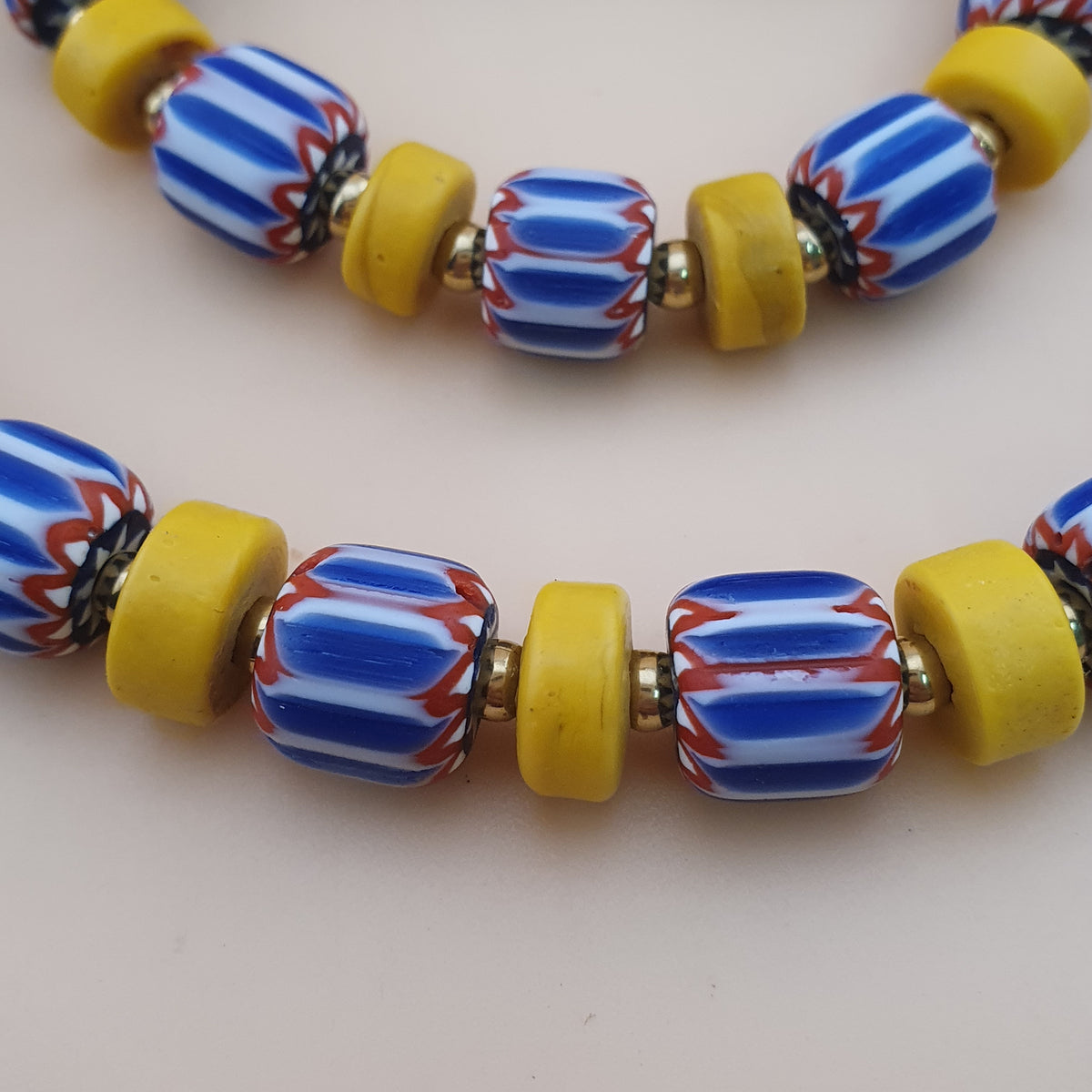 Collier de perles de verre en forme de pneu chevron et jaune de style vénitien et africain