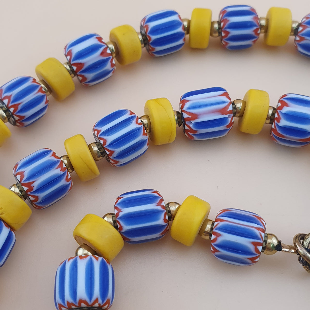 Collier de perles de verre en forme de pneu chevron et jaune de style vénitien et africain