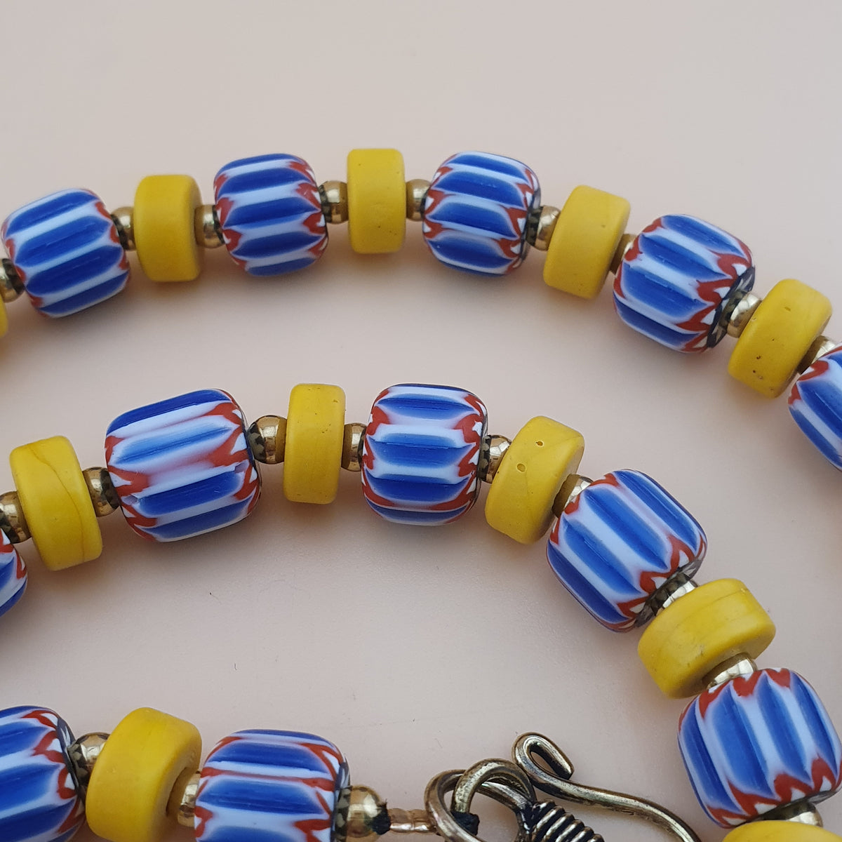 Collier de perles de verre en forme de pneu chevron et jaune de style vénitien et africain