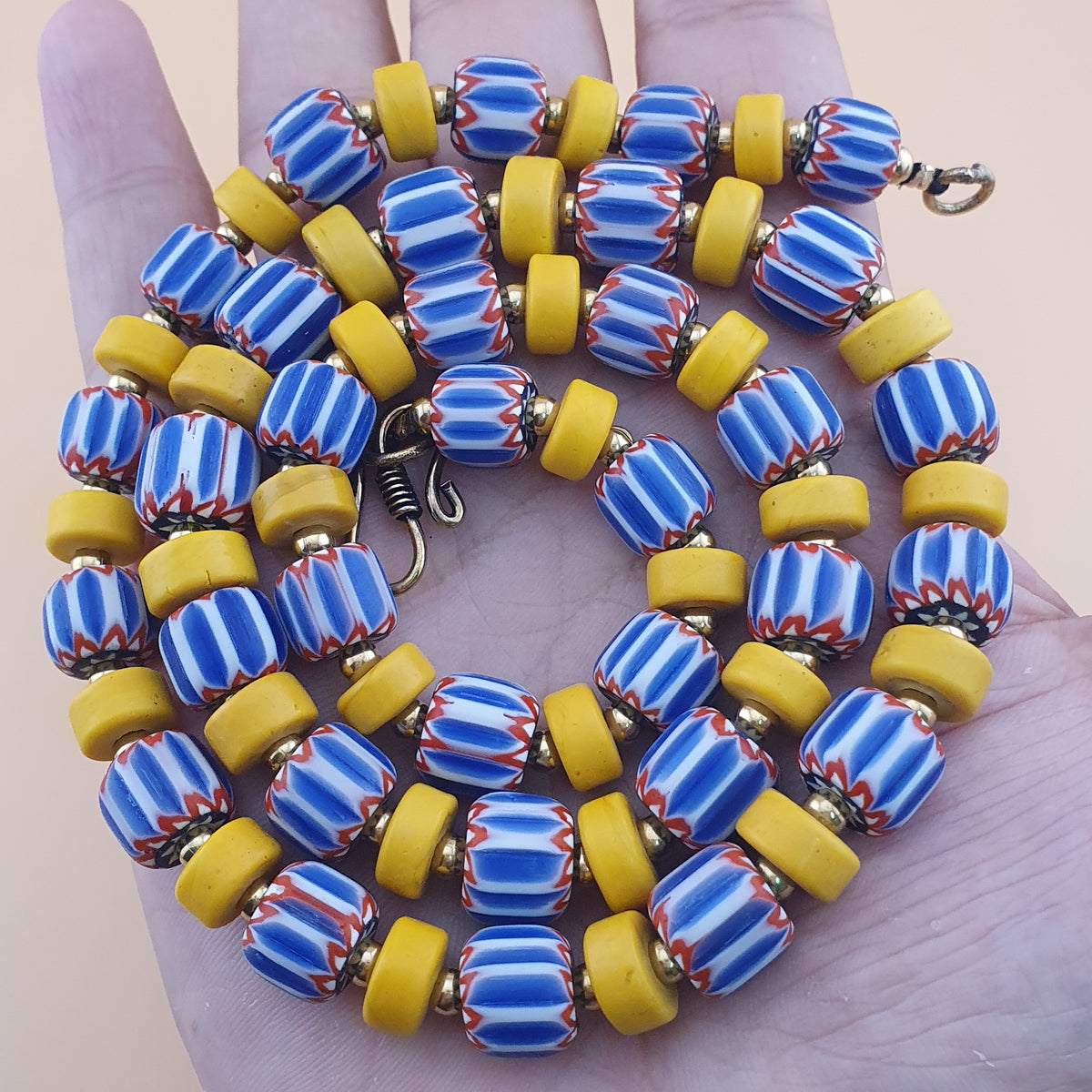 Collier de perles de verre en forme de pneu chevron et jaune de style vénitien et africain