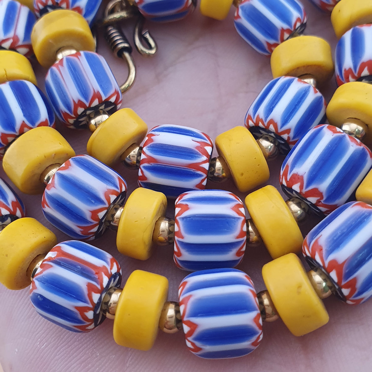 Collier de perles de verre en forme de pneu chevron et jaune de style vénitien et africain