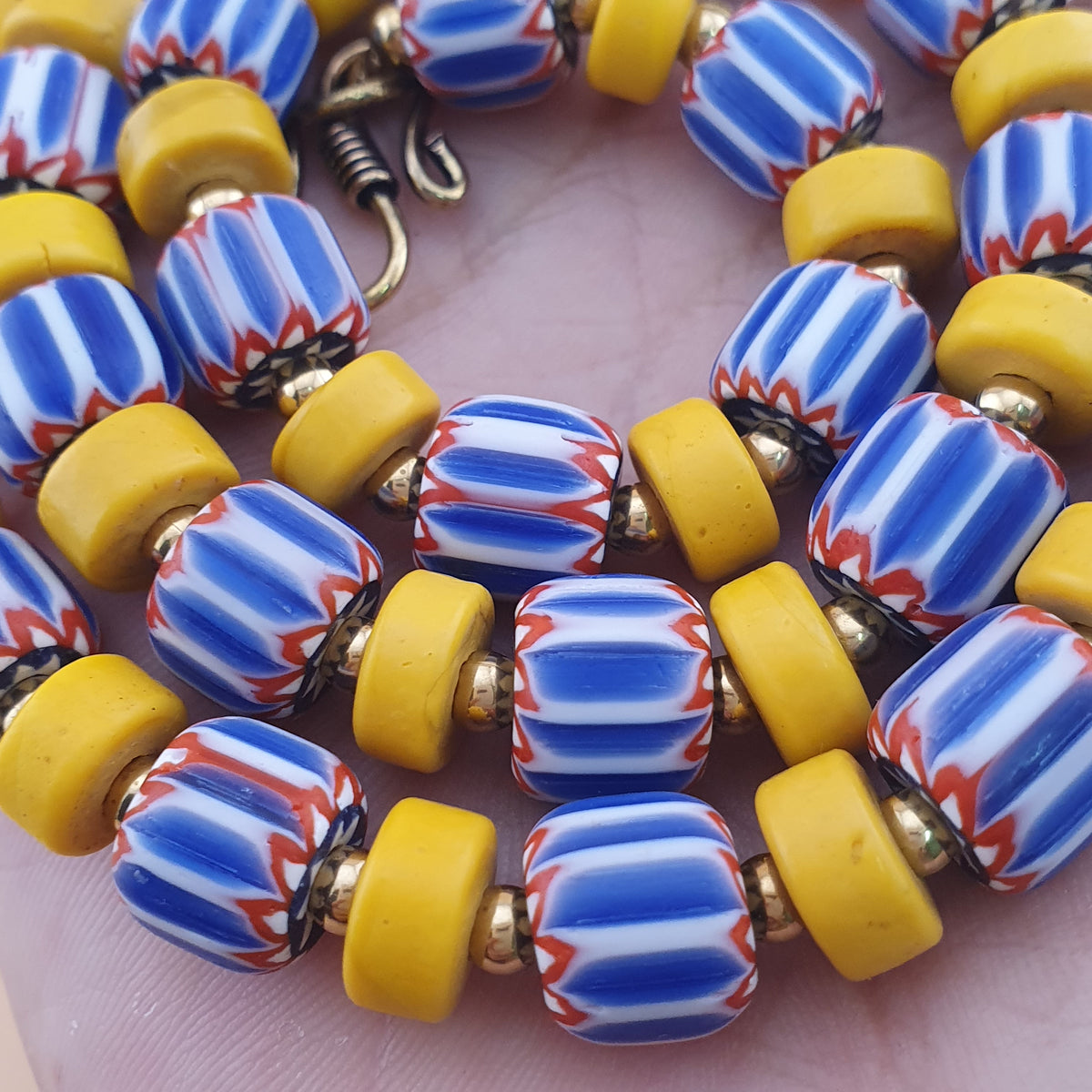 Collier de perles de verre en forme de pneu chevron et jaune de style vénitien et africain