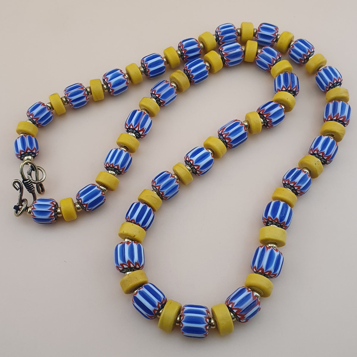 Collier de perles de verre en forme de pneu chevron et jaune de style vénitien et africain