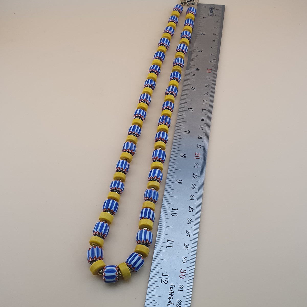 Collier de perles de verre en forme de pneu chevron et jaune de style vénitien et africain