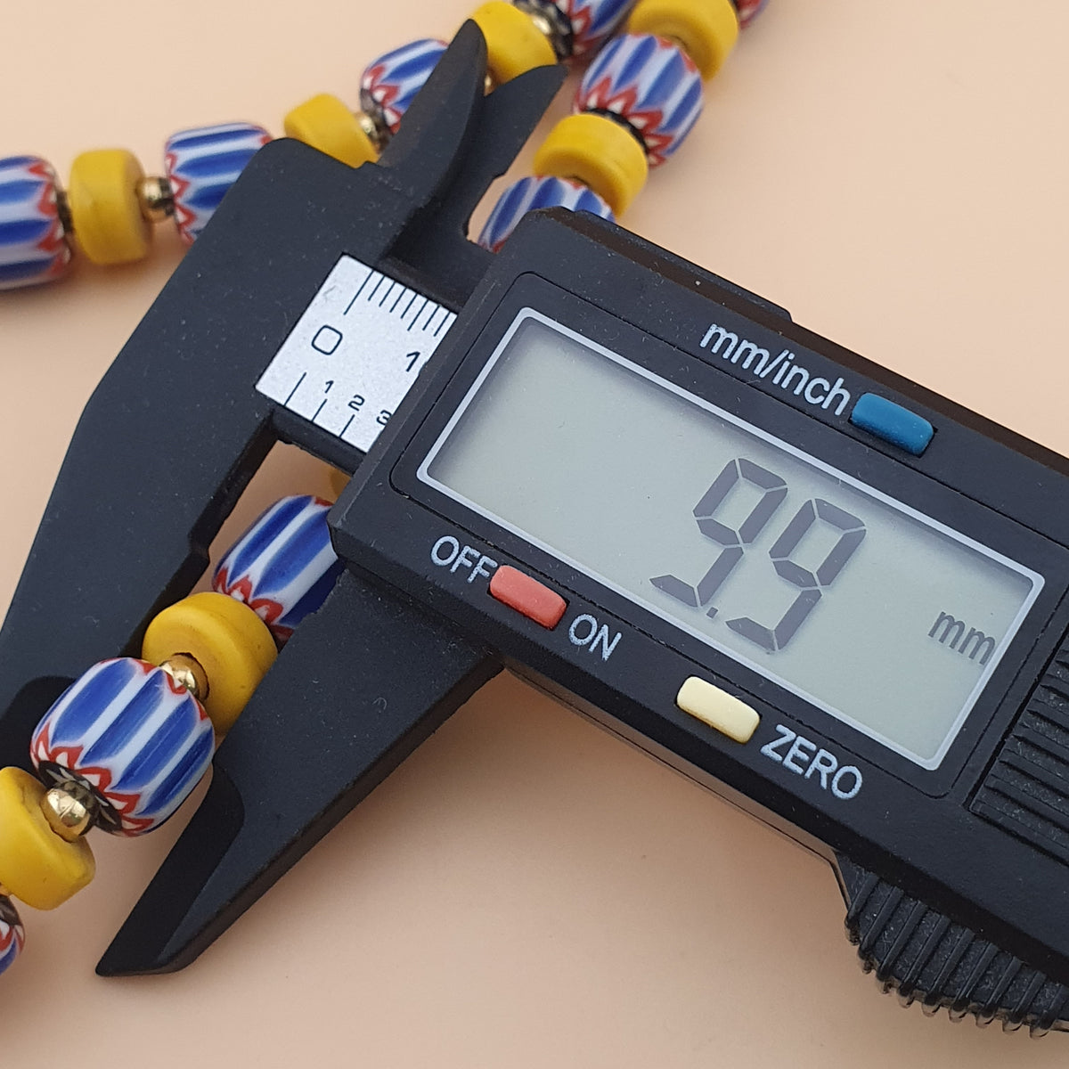 Collier de perles de verre en forme de pneu chevron et jaune de style vénitien et africain