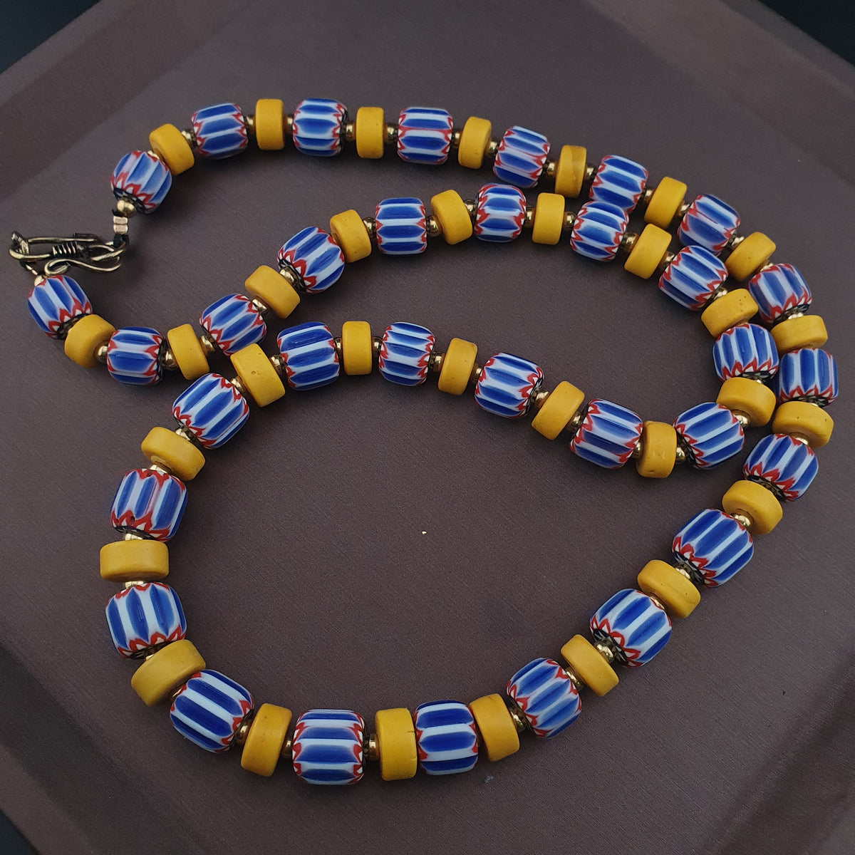 Collier de perles de verre en forme de pneu chevron et jaune de style vénitien et africain