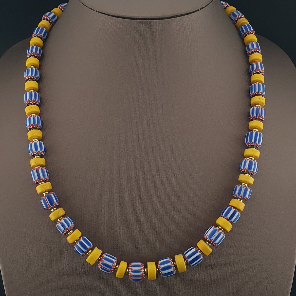 Collier de perles de verre en forme de pneu chevron et jaune de style vénitien et africain