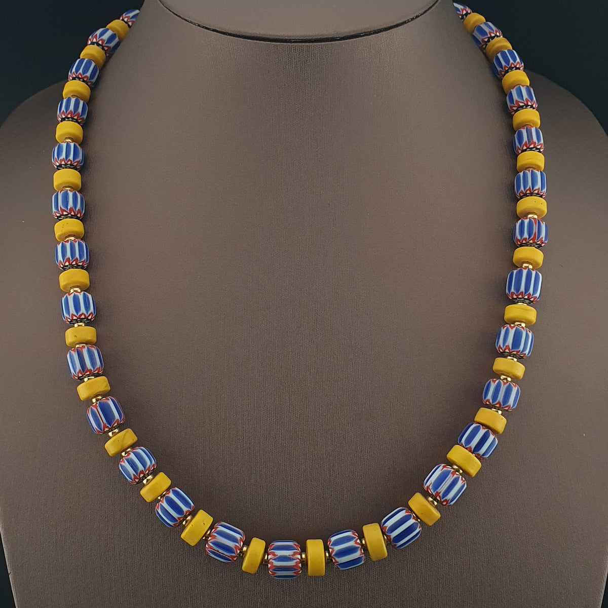 Collier de perles de verre en forme de pneu chevron et jaune de style vénitien et africain
