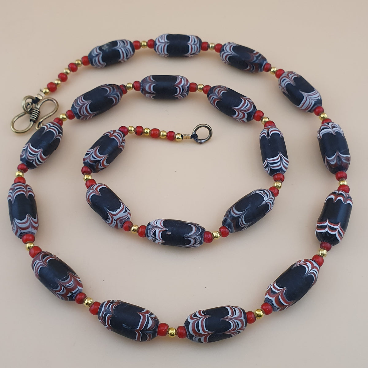 Collier de perles vénitiennes style africain vintage et perles de verre WhiteHeart de Venise