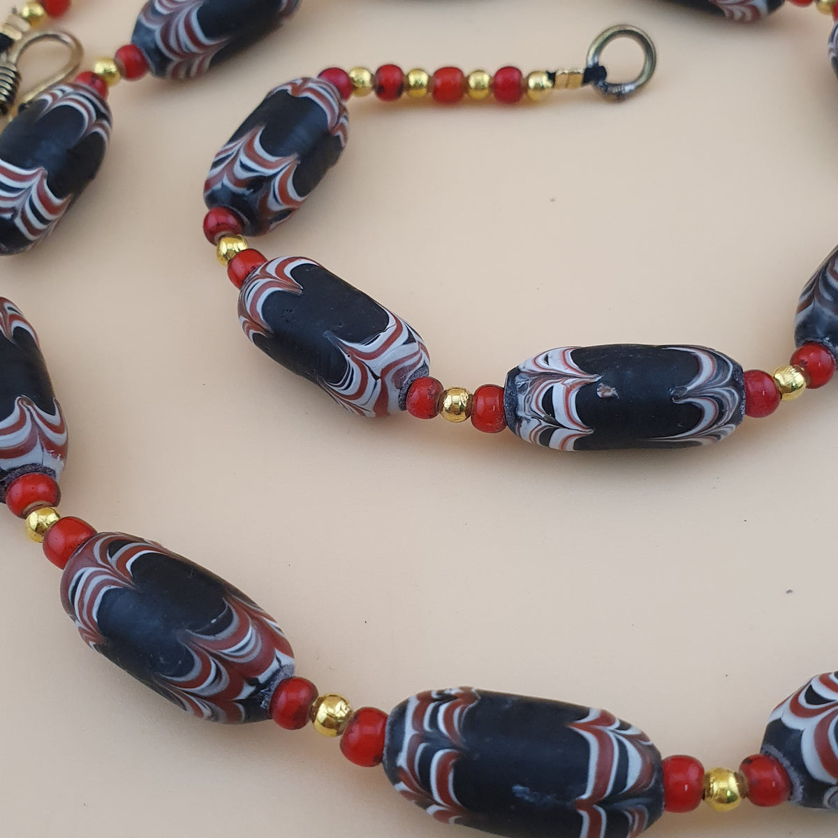Collier de perles vénitiennes style africain vintage et perles de verre WhiteHeart de Venise