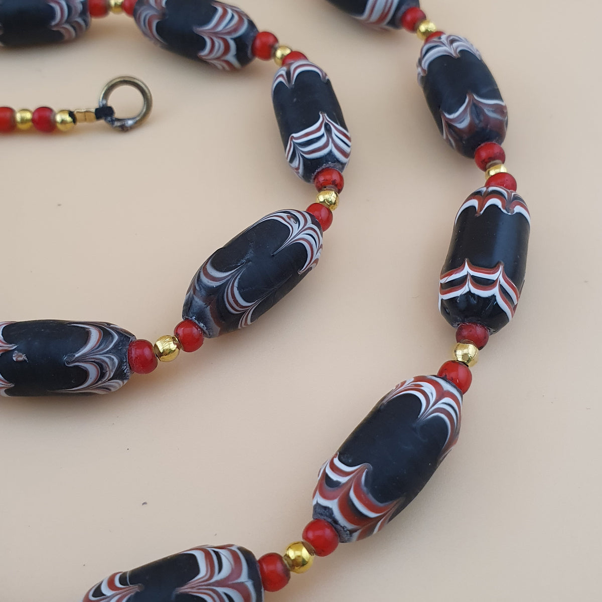 Collier de perles vénitiennes style africain vintage et perles de verre WhiteHeart de Venise