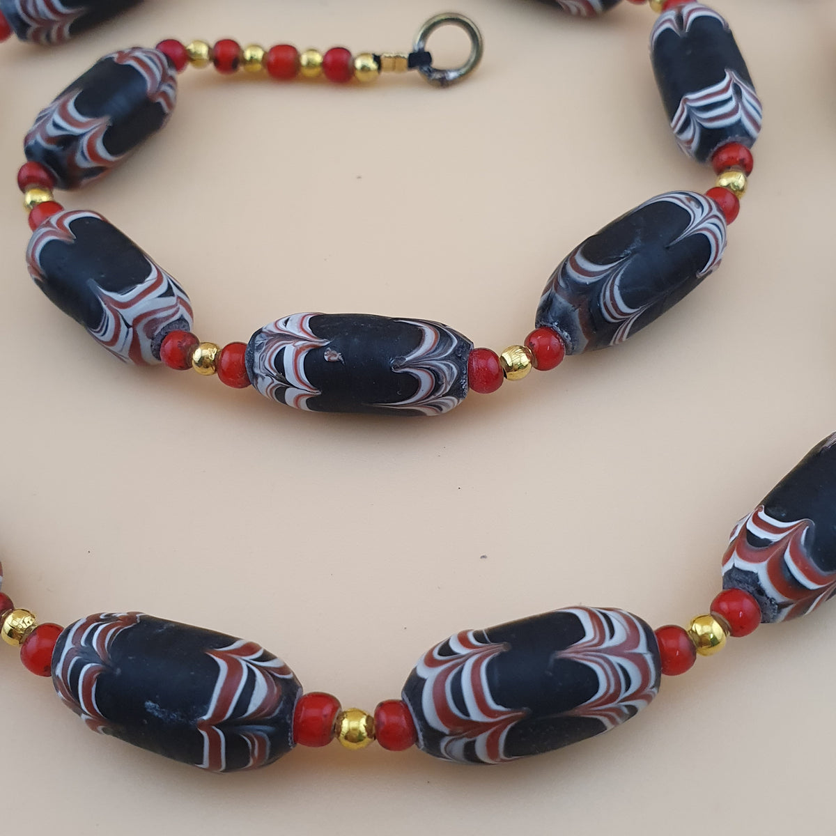 Collier de perles vénitiennes style africain vintage et perles de verre WhiteHeart de Venise