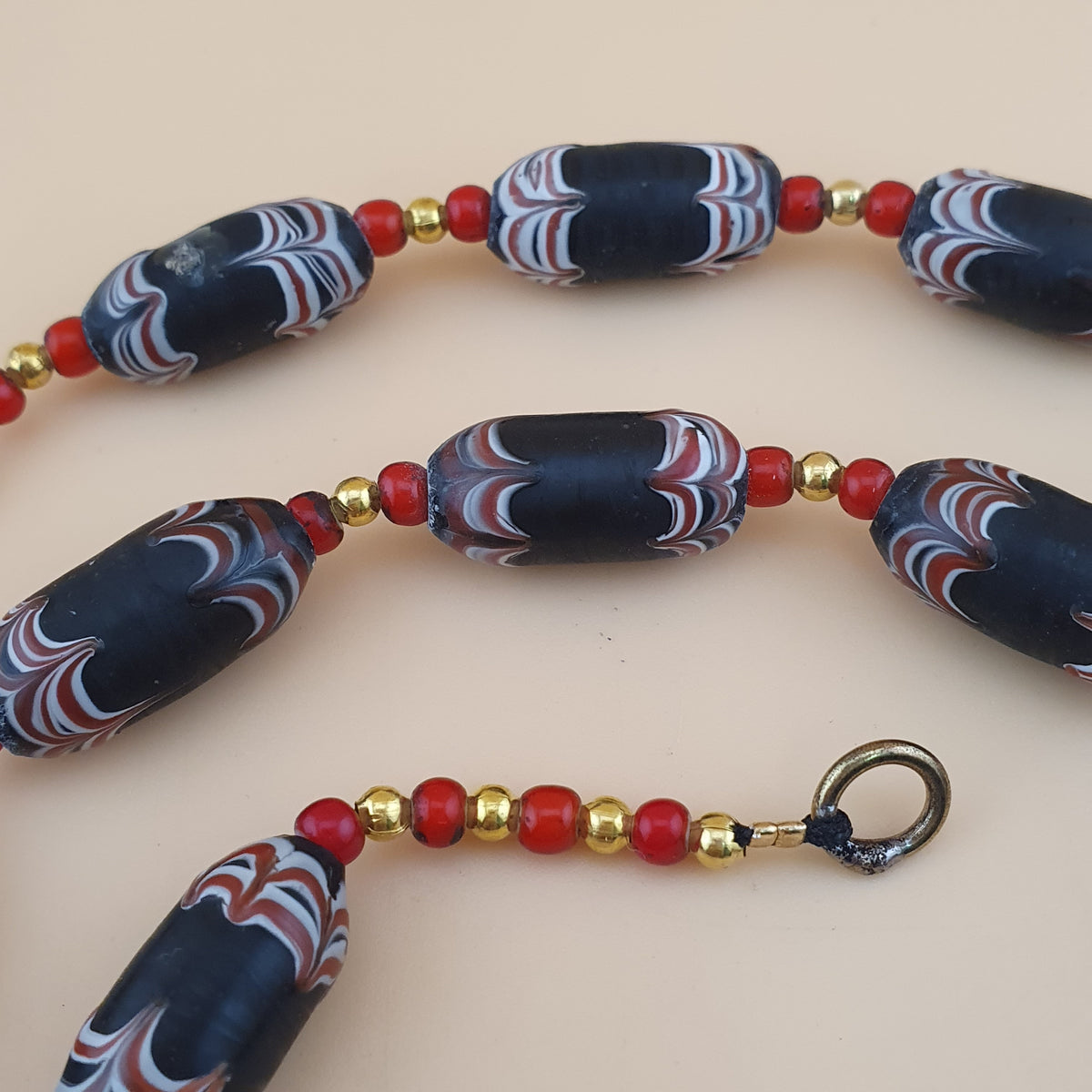Collier de perles vénitiennes style africain vintage et perles de verre WhiteHeart de Venise
