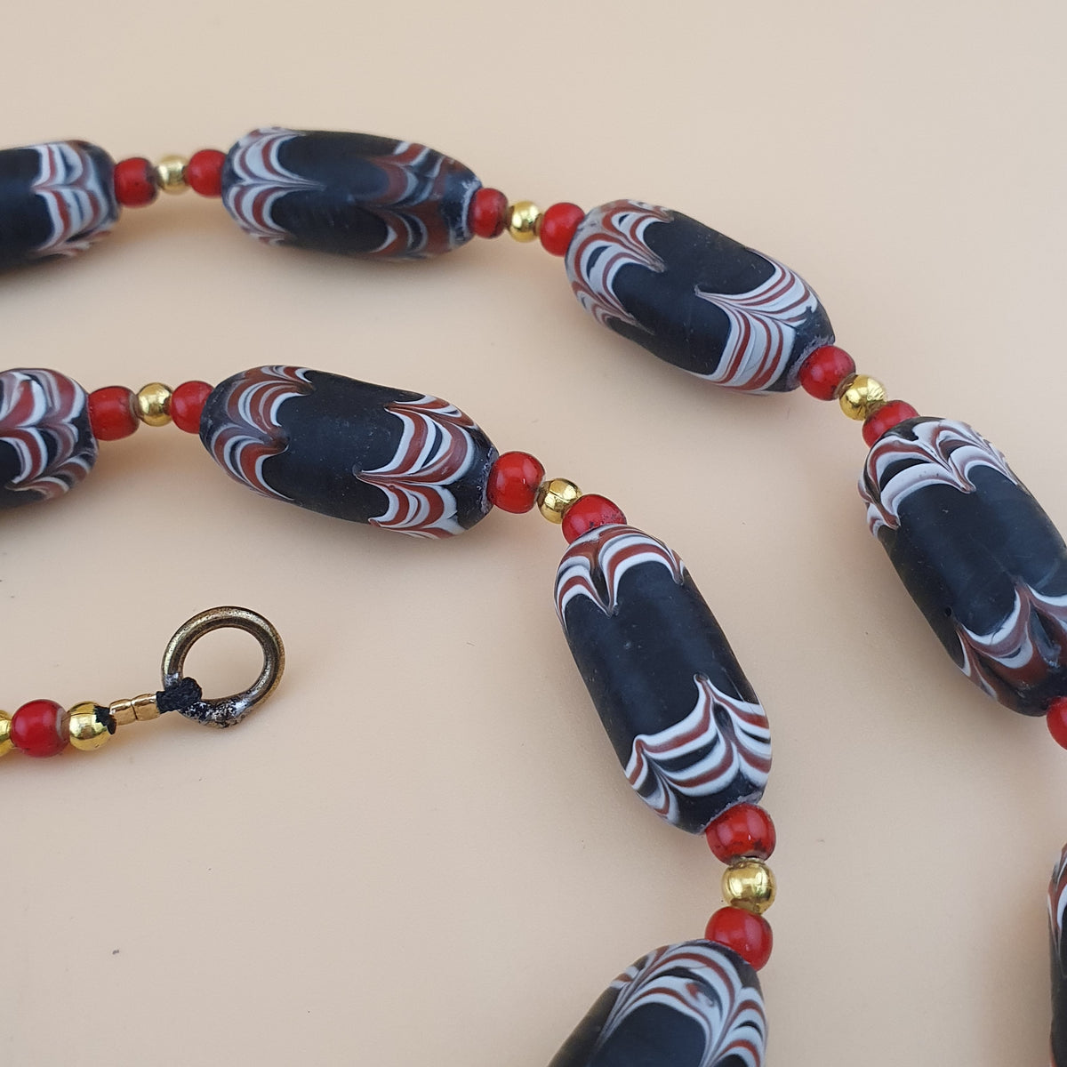 Collier de perles vénitiennes style africain vintage et perles de verre WhiteHeart de Venise