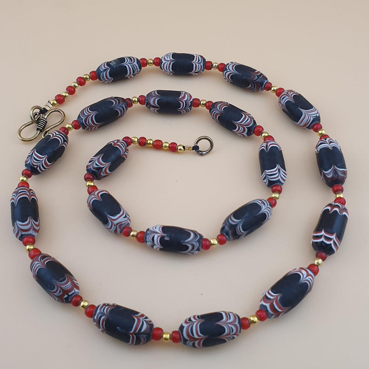 Collier de perles vénitiennes style africain vintage et perles de verre WhiteHeart de Venise