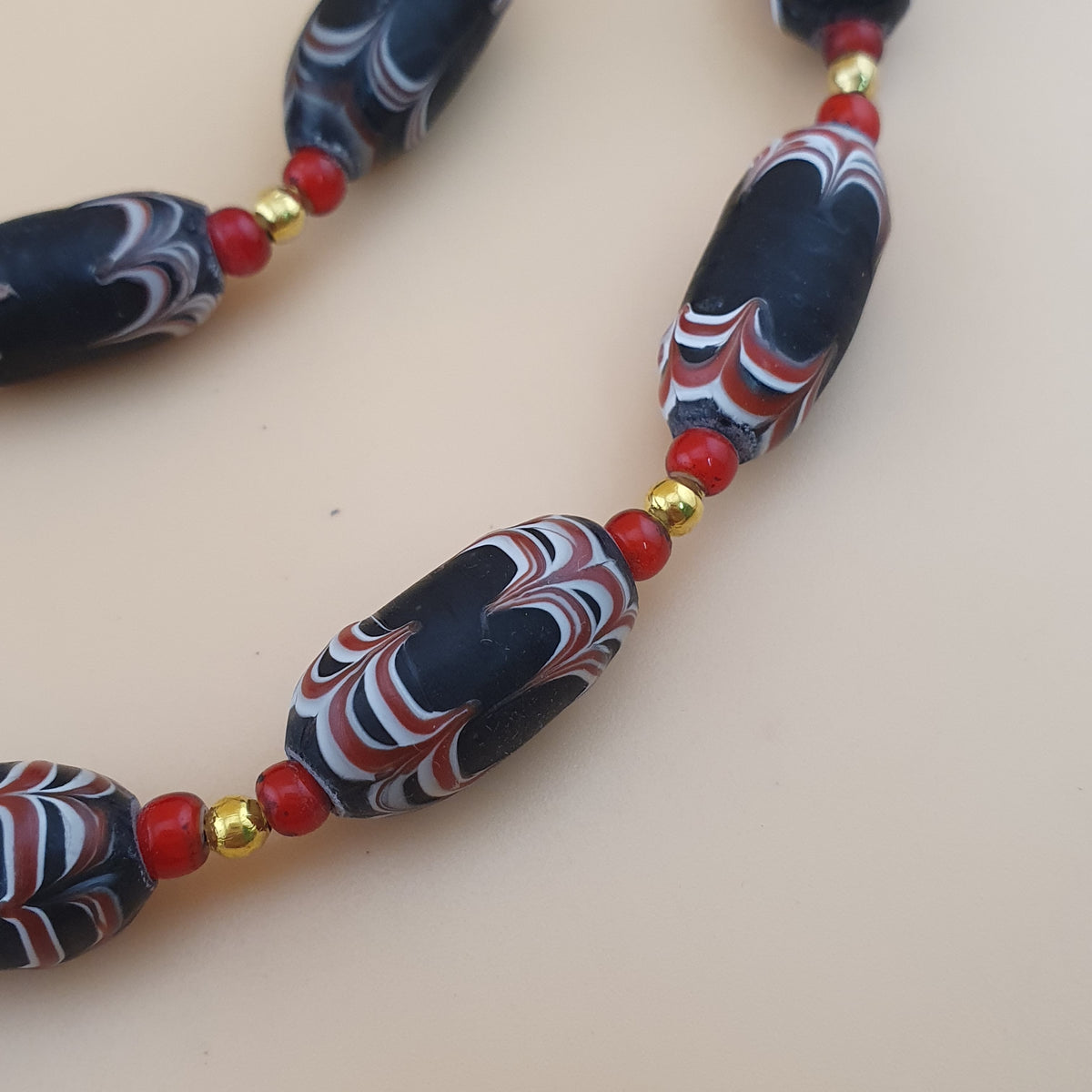 Collier de perles vénitiennes style africain vintage et perles de verre WhiteHeart de Venise