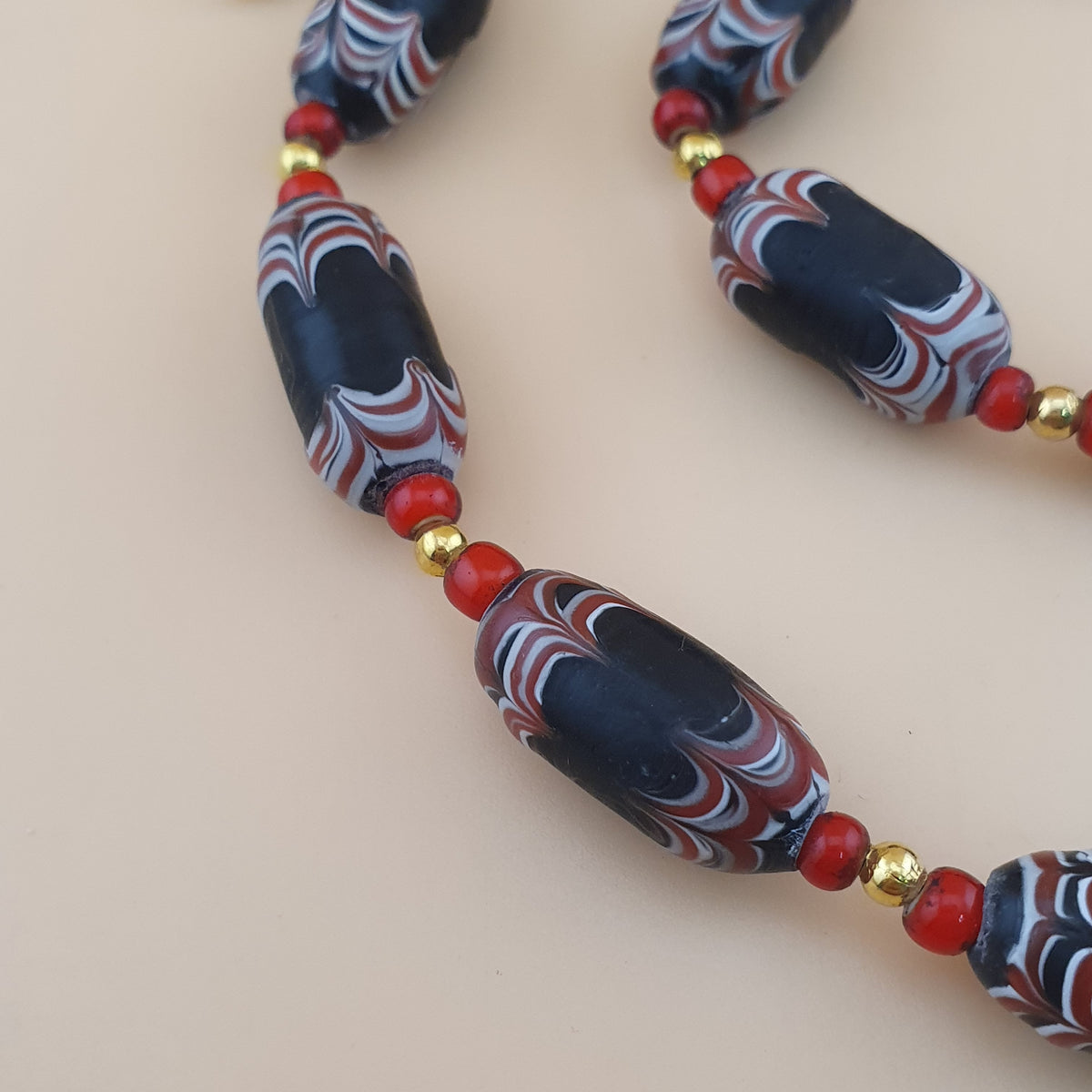 Collier de perles vénitiennes style africain vintage et perles de verre WhiteHeart de Venise