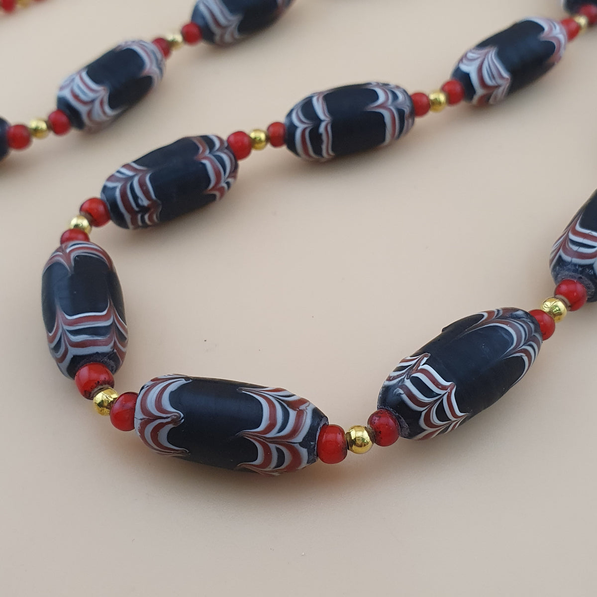 Collier de perles vénitiennes style africain vintage et perles de verre WhiteHeart de Venise