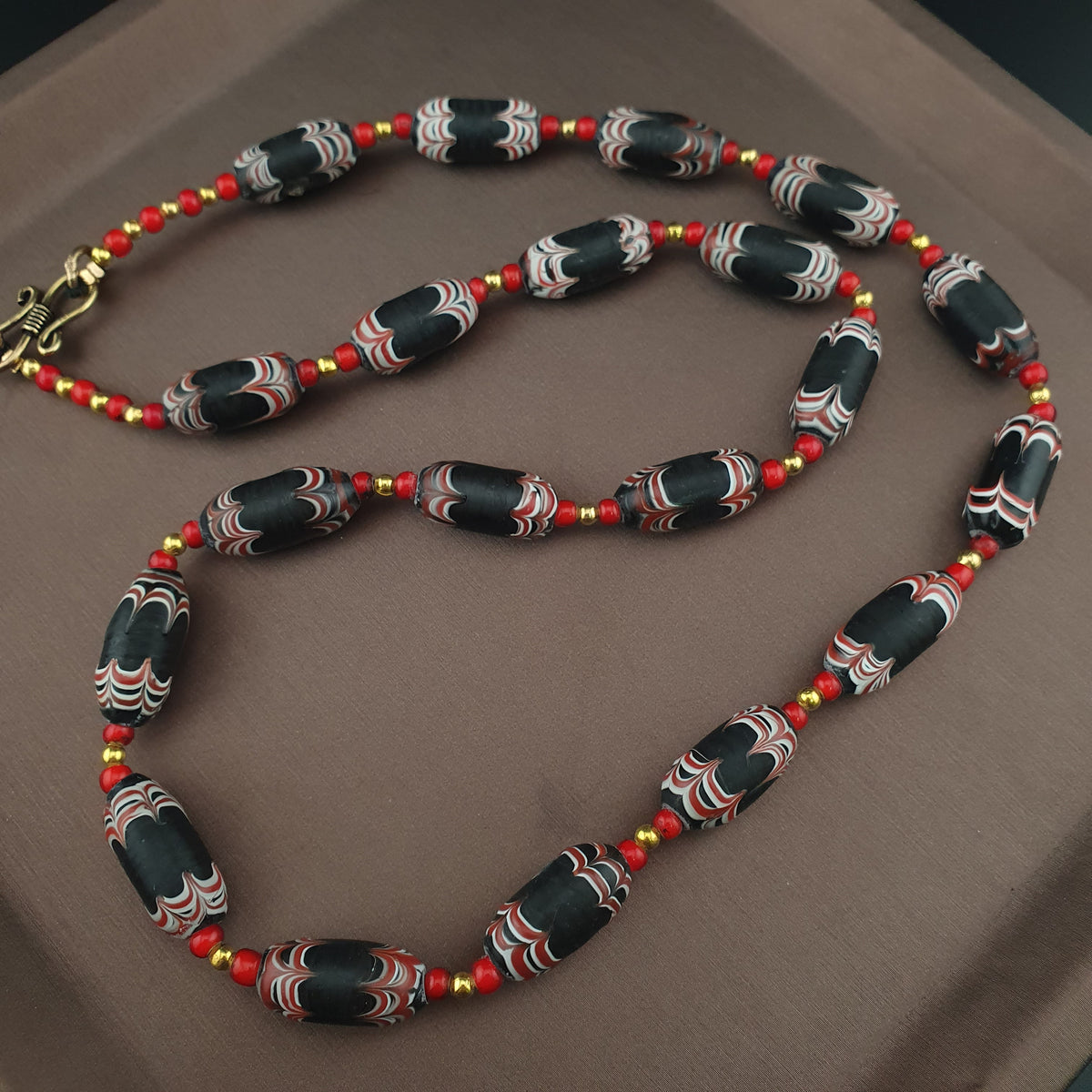 Collier de perles vénitiennes style africain vintage et perles de verre WhiteHeart de Venise
