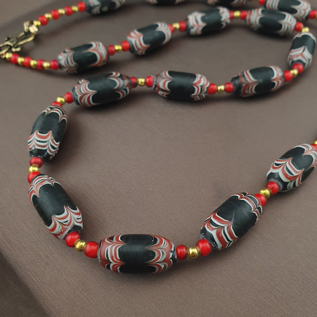 Collier de perles vénitiennes style africain vintage et perles de verre WhiteHeart de Venise